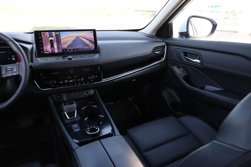 Nissan Rogue Vehicle Full-screen Gallery Image 28