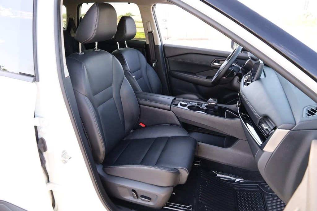 Nissan Rogue Vehicle Full-screen Gallery Image 29