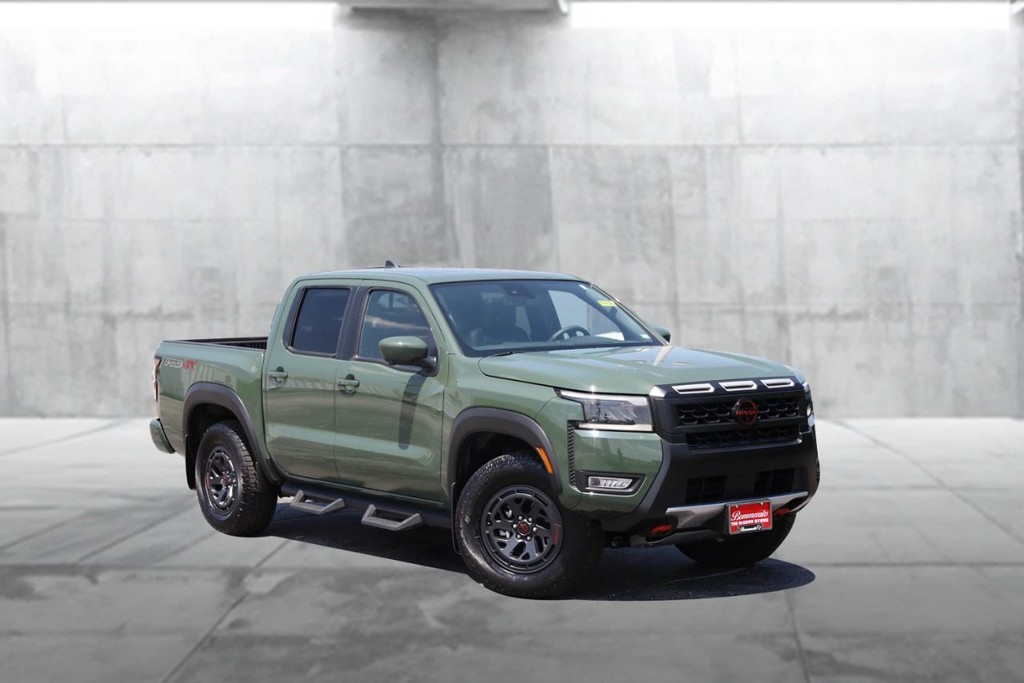 Nissan Frontier Vehicle Full-screen Gallery Image 2