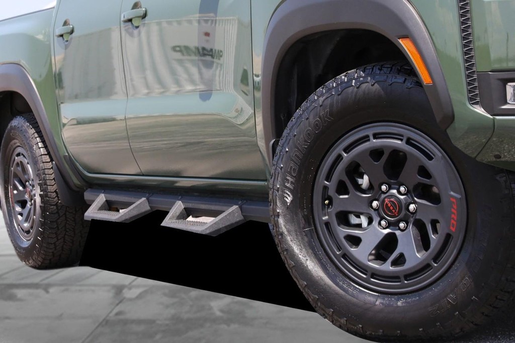 Nissan Frontier Vehicle Full-screen Gallery Image 3