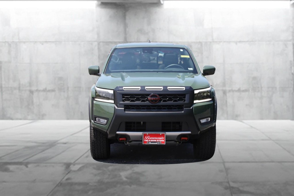 Nissan Frontier Vehicle Full-screen Gallery Image 4