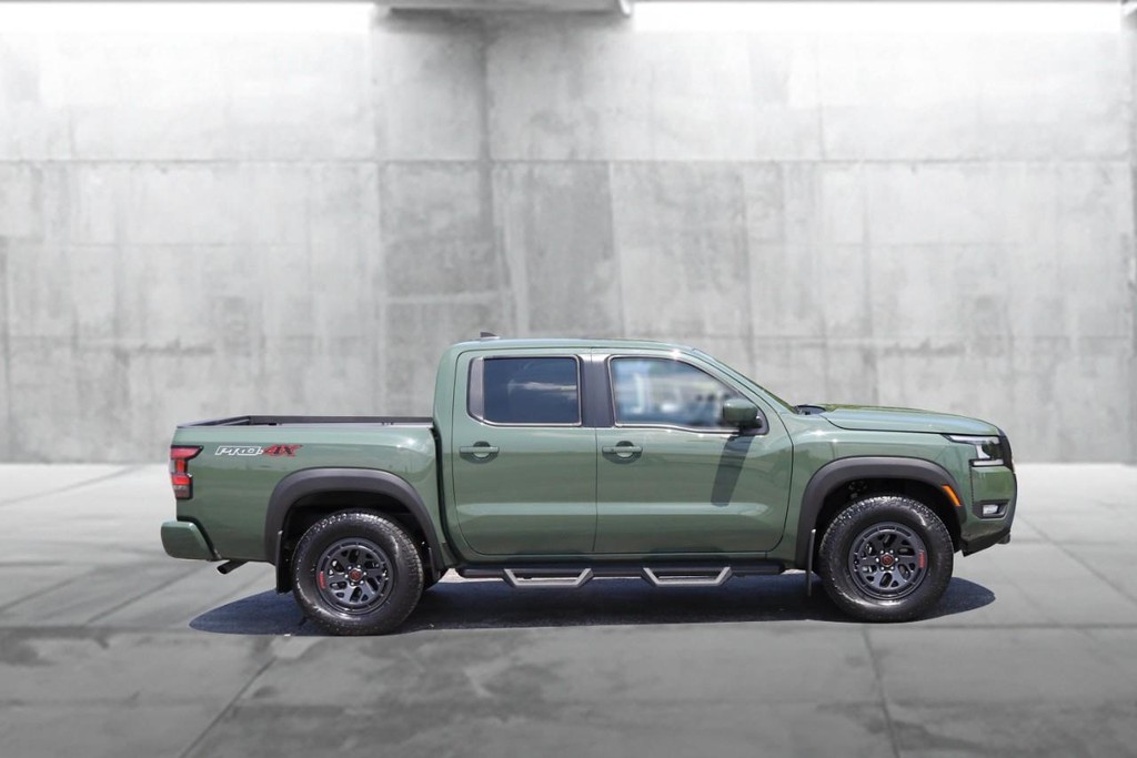 Nissan Frontier Vehicle Full-screen Gallery Image 5