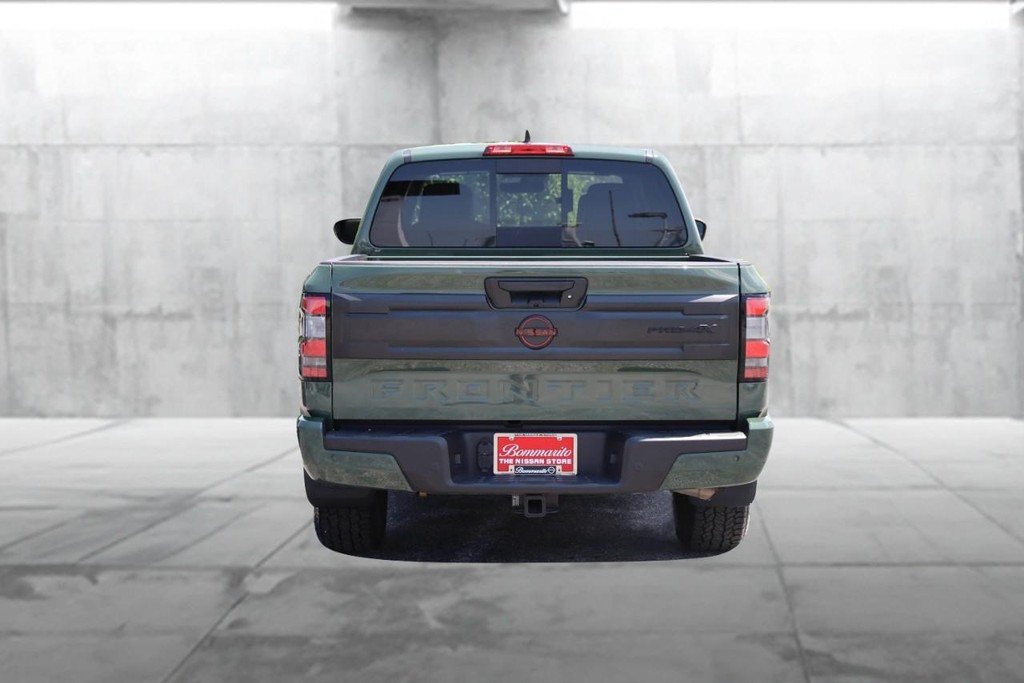 Nissan Frontier Vehicle Full-screen Gallery Image 6