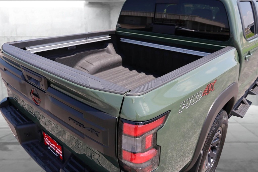 Nissan Frontier Vehicle Full-screen Gallery Image 7