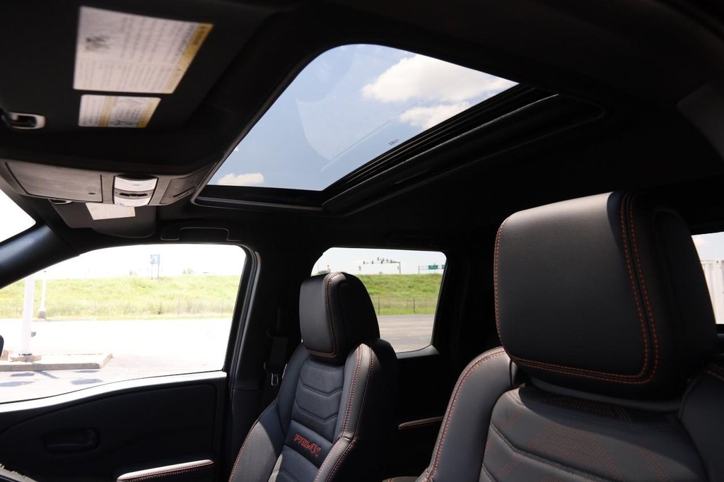 Nissan Frontier Vehicle Full-screen Gallery Image 8