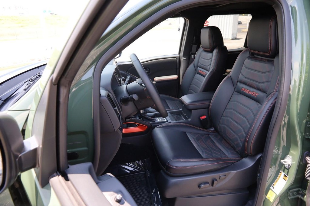 Nissan Frontier Vehicle Full-screen Gallery Image 9