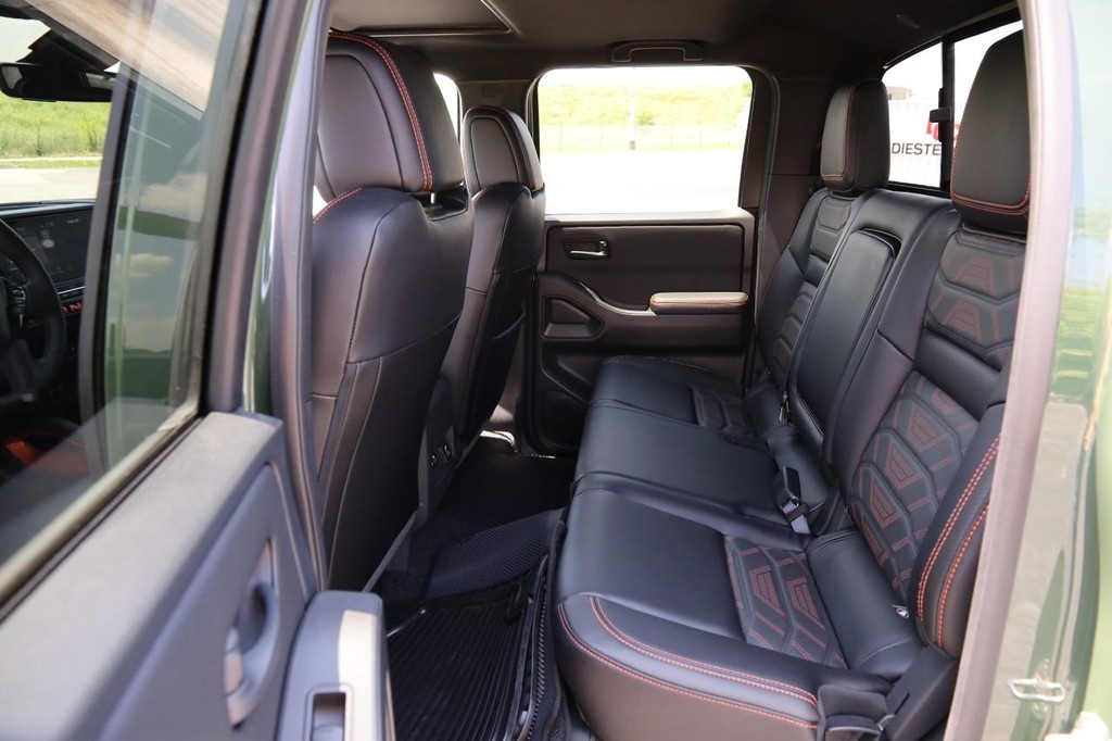 Nissan Frontier Vehicle Full-screen Gallery Image 10