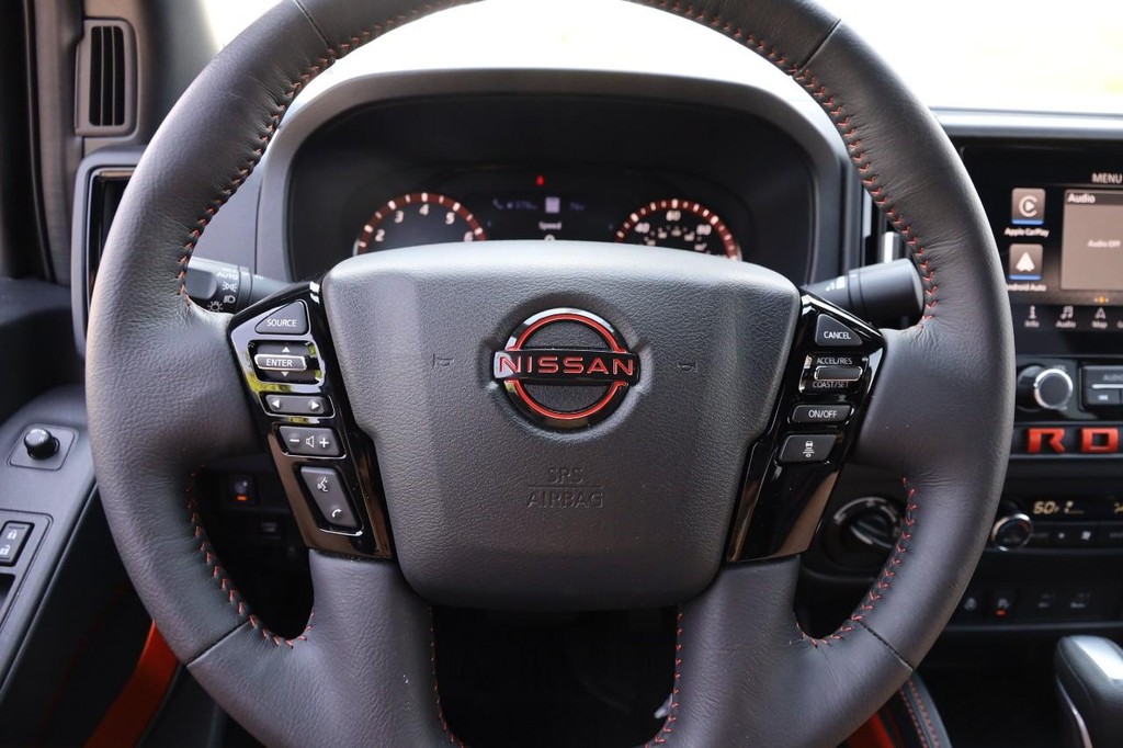 Nissan Frontier Vehicle Full-screen Gallery Image 11