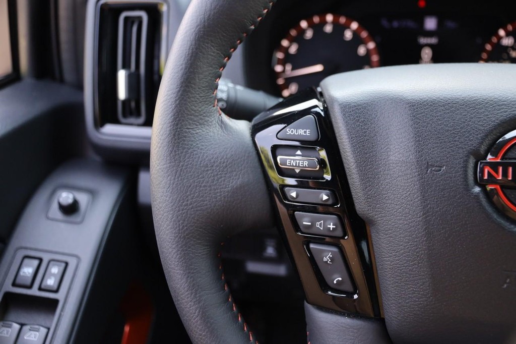 Nissan Frontier Vehicle Full-screen Gallery Image 12