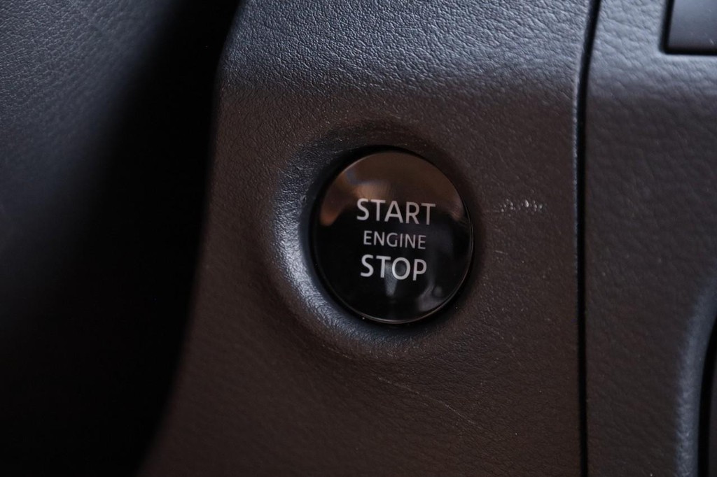 Nissan Frontier Vehicle Full-screen Gallery Image 15