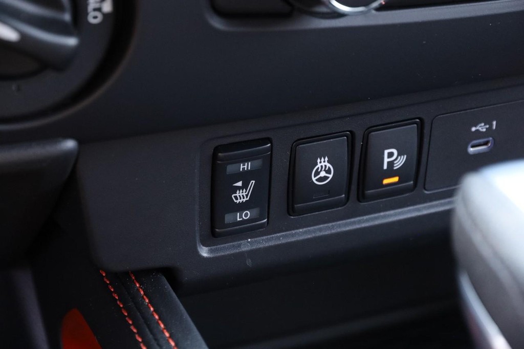 Nissan Frontier Vehicle Full-screen Gallery Image 21
