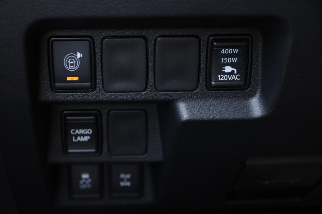 Nissan Frontier Vehicle Full-screen Gallery Image 24