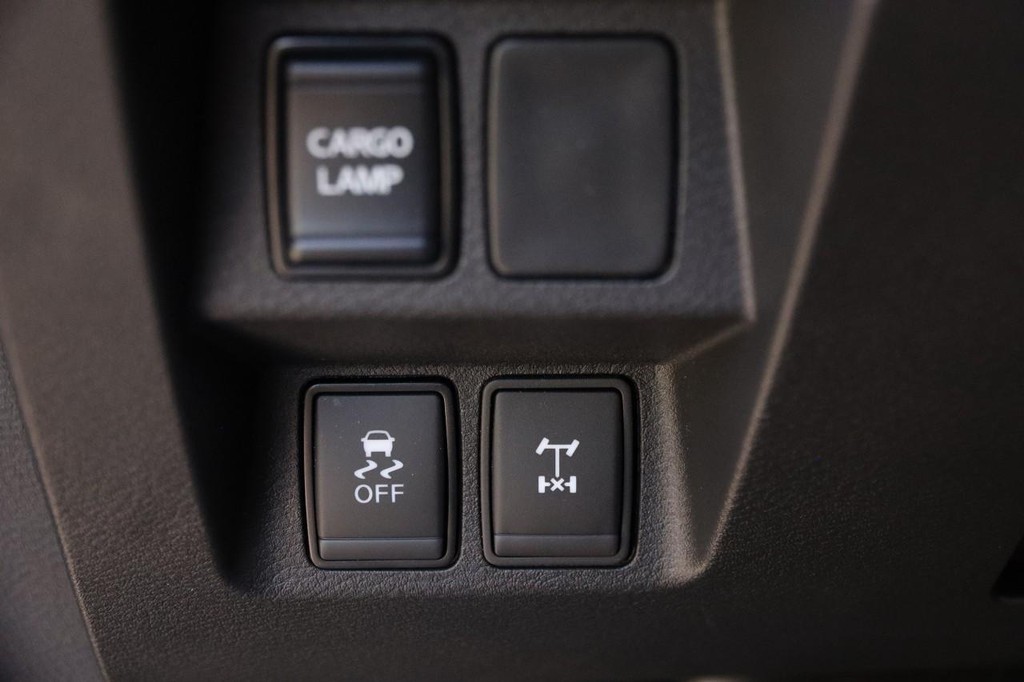 Nissan Frontier Vehicle Full-screen Gallery Image 25