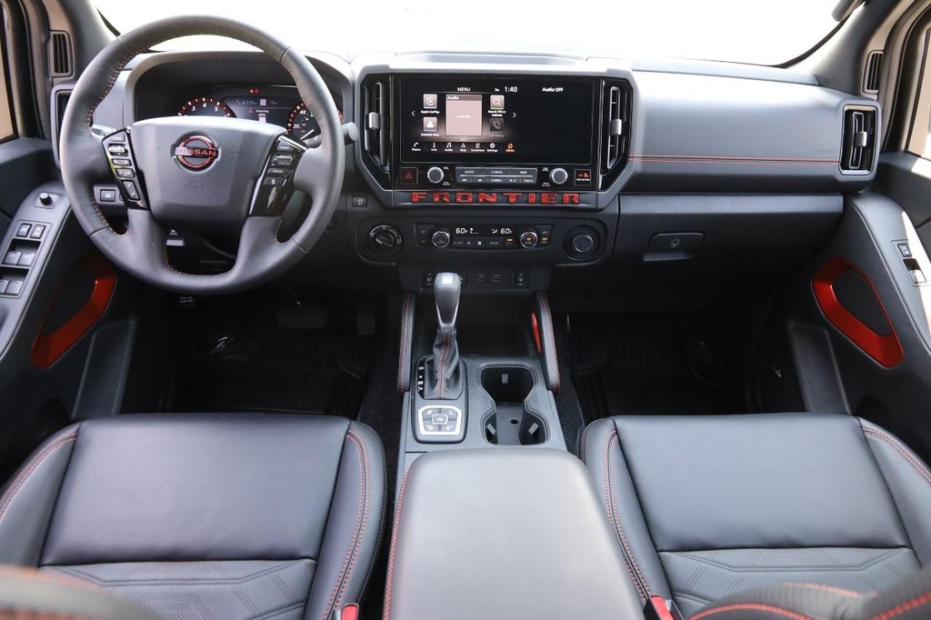 Nissan Frontier Vehicle Full-screen Gallery Image 26