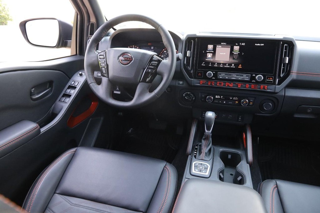 Nissan Frontier Vehicle Full-screen Gallery Image 27