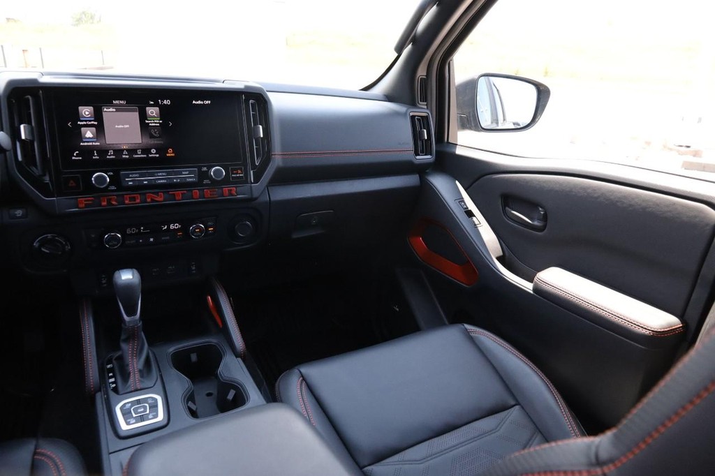 Nissan Frontier Vehicle Full-screen Gallery Image 30