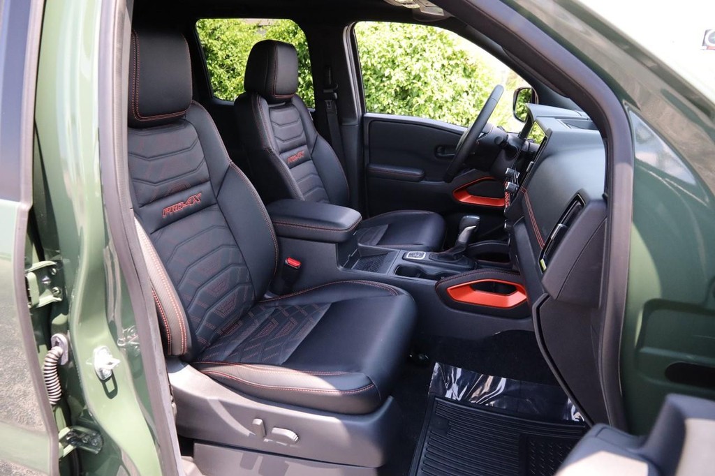 Nissan Frontier Vehicle Full-screen Gallery Image 31