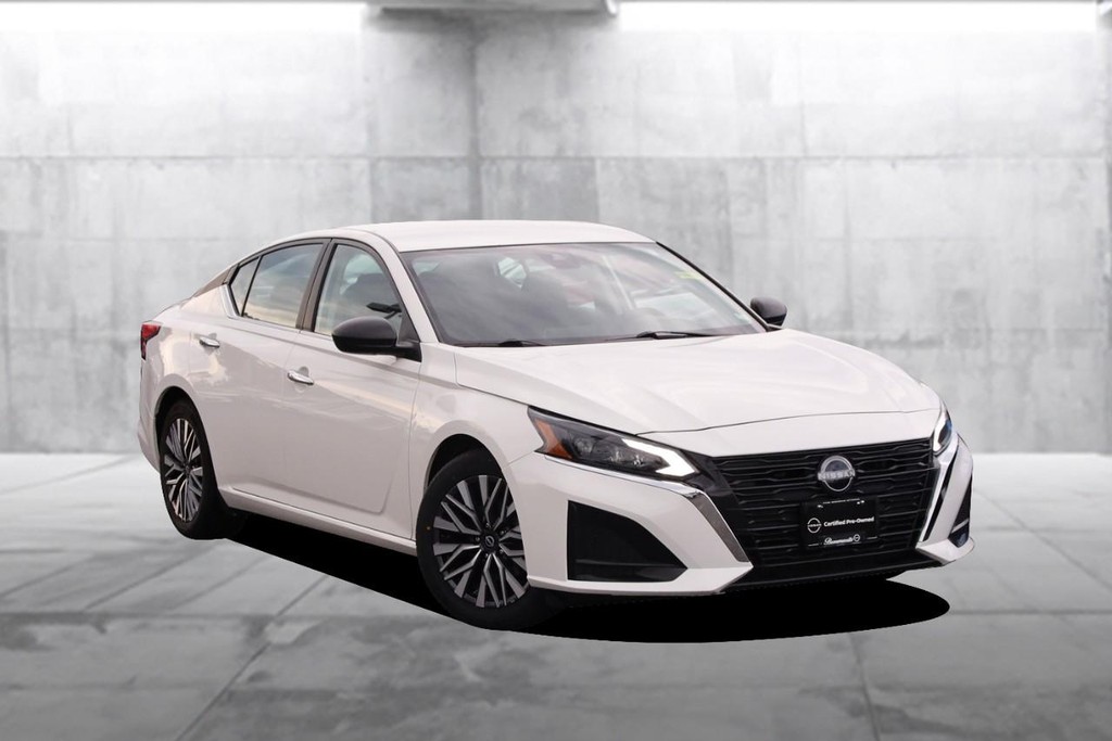 Nissan Altima Vehicle Full-screen Gallery Image 2