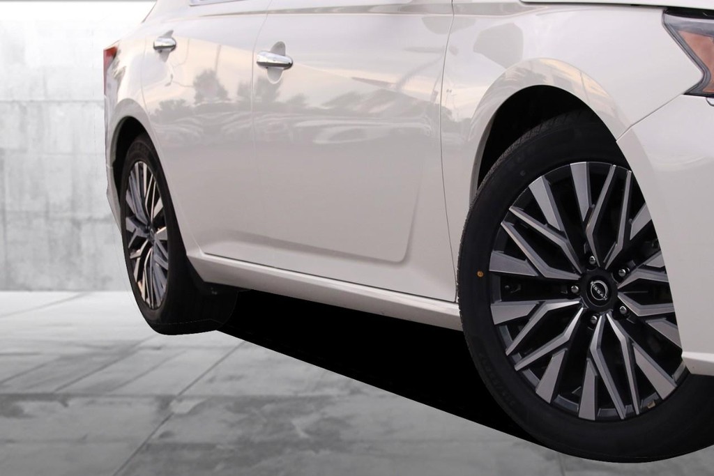 Nissan Altima Vehicle Full-screen Gallery Image 3