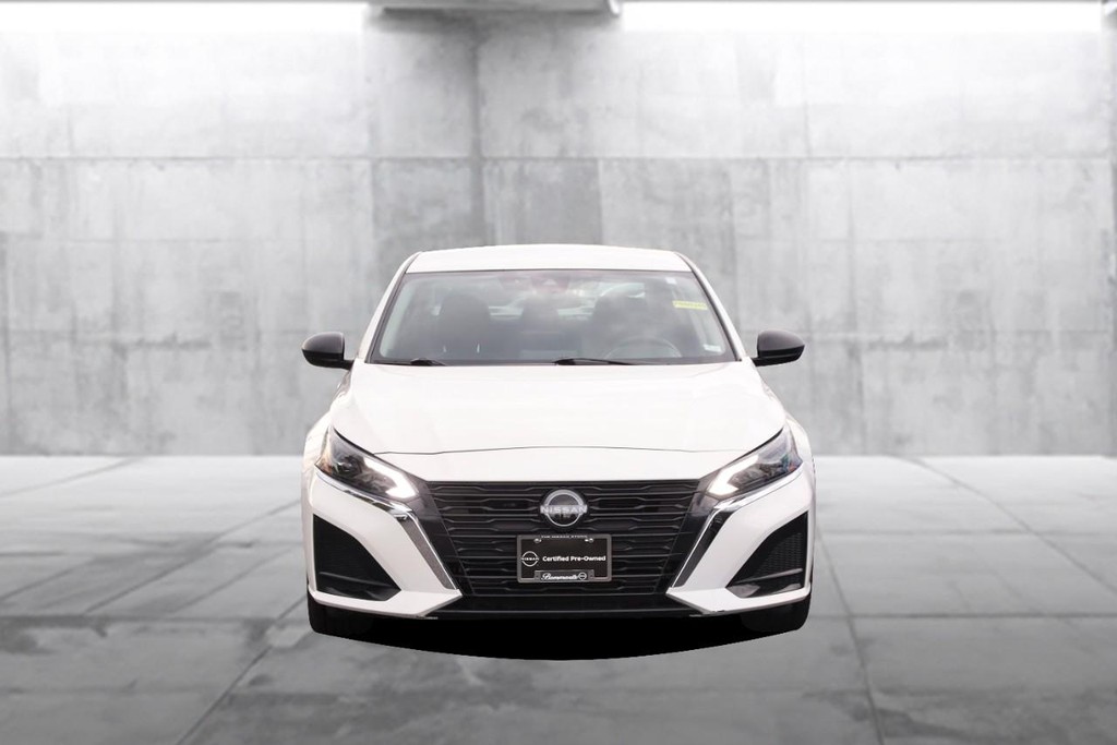 Nissan Altima Vehicle Full-screen Gallery Image 4