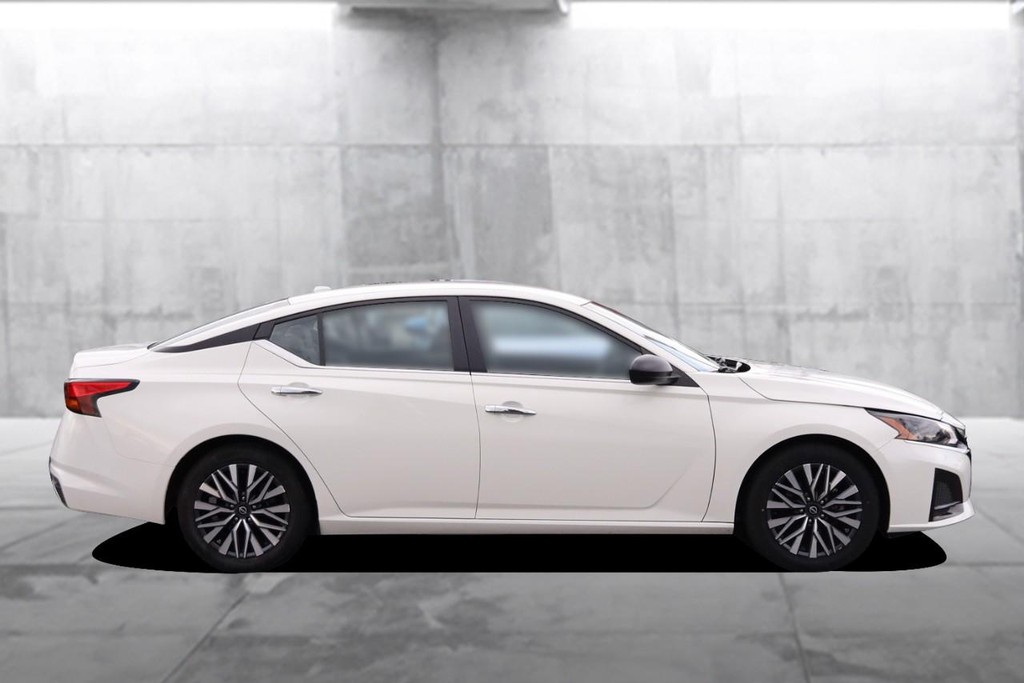 Nissan Altima Vehicle Full-screen Gallery Image 5