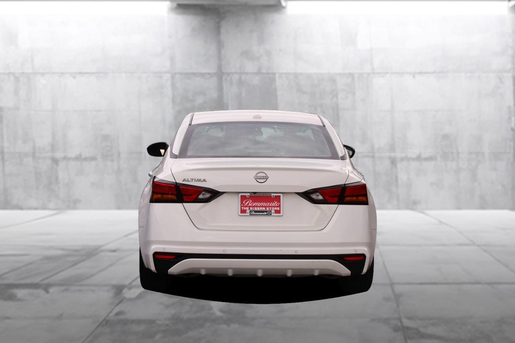 Nissan Altima Vehicle Full-screen Gallery Image 6