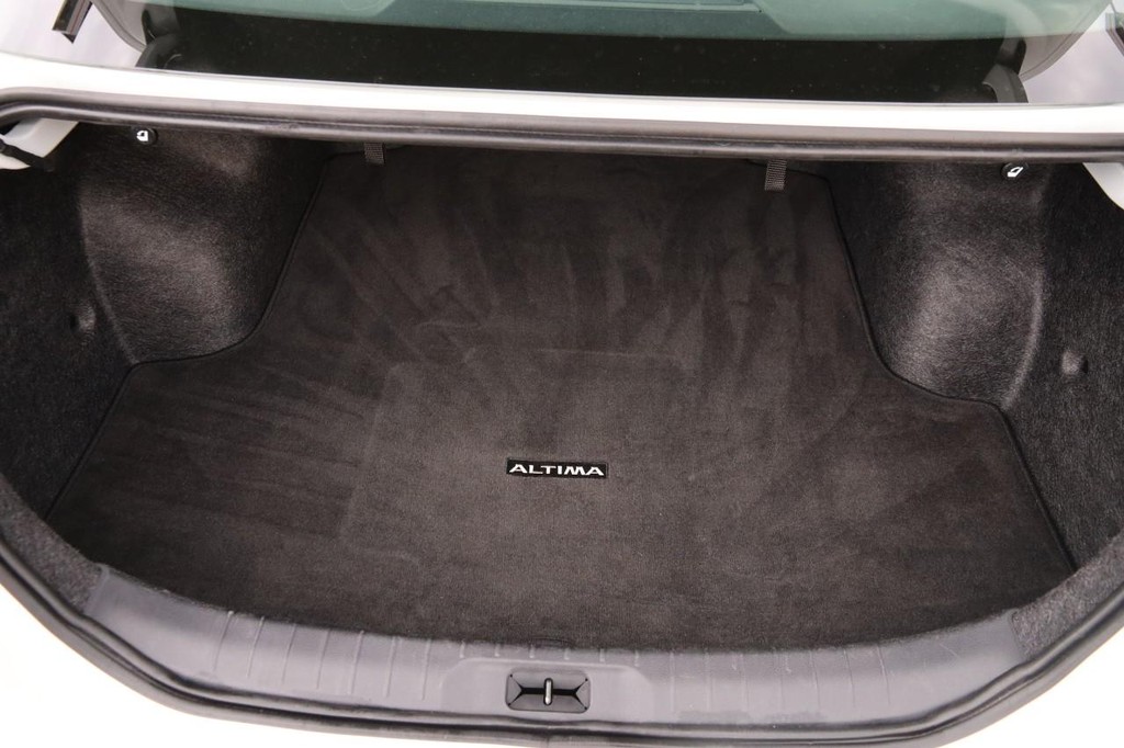 Nissan Altima Vehicle Full-screen Gallery Image 7