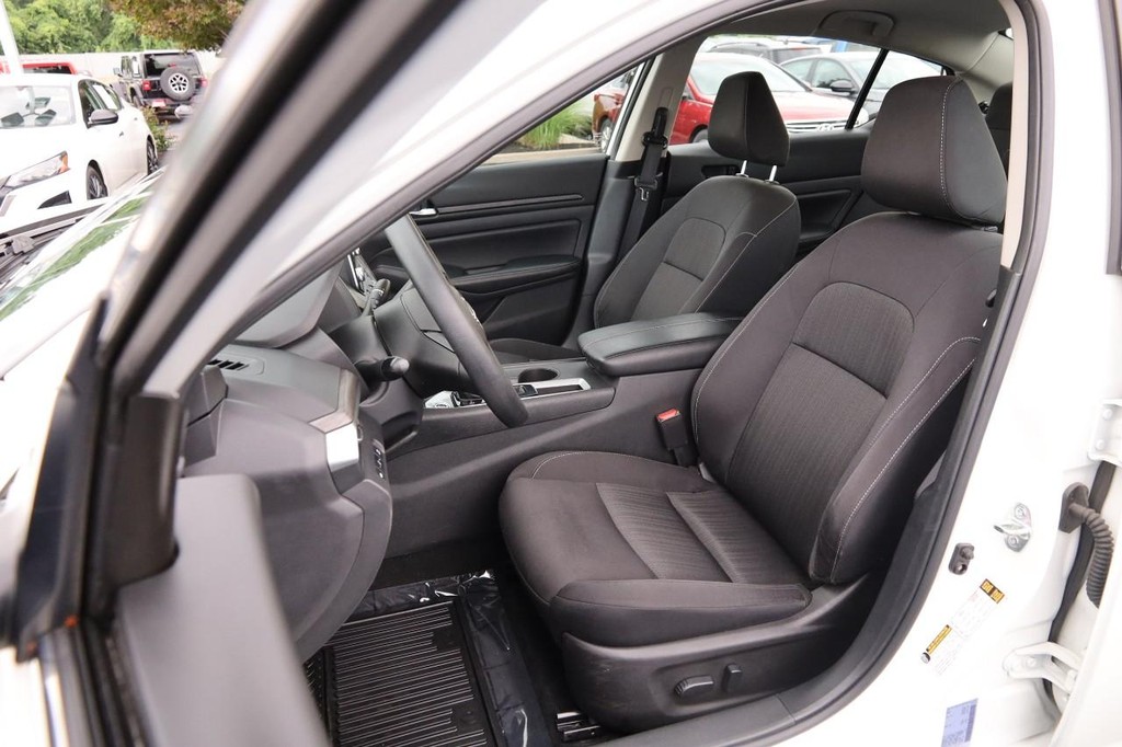Nissan Altima Vehicle Full-screen Gallery Image 8