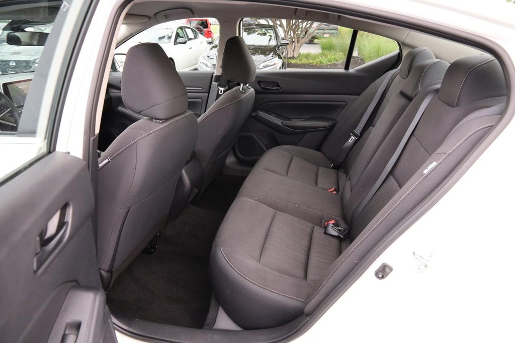 Nissan Altima Vehicle Full-screen Gallery Image 9