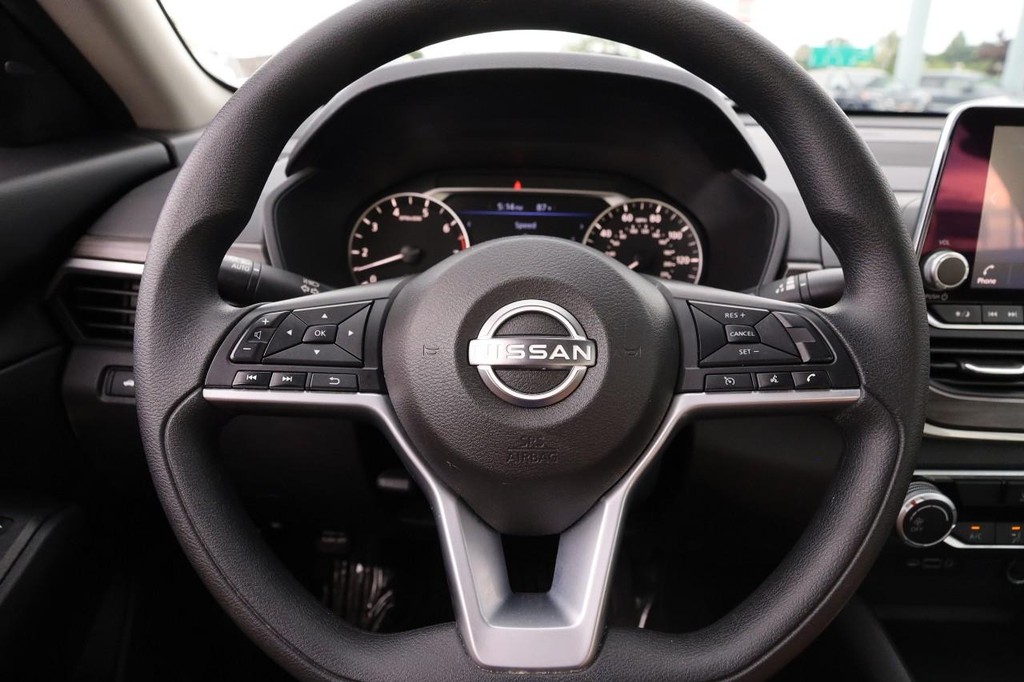 Nissan Altima Vehicle Full-screen Gallery Image 10