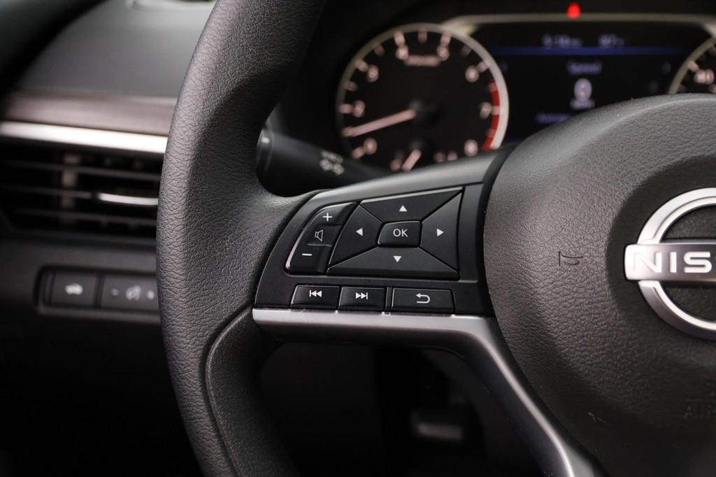 Nissan Altima Vehicle Full-screen Gallery Image 11