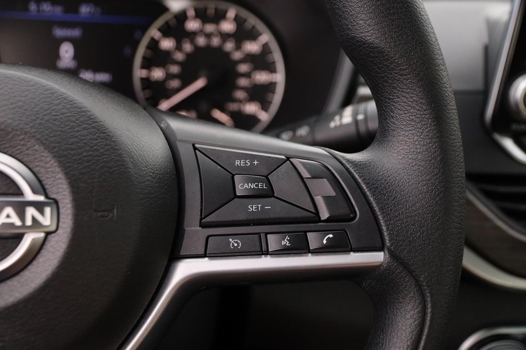 Nissan Altima Vehicle Full-screen Gallery Image 12