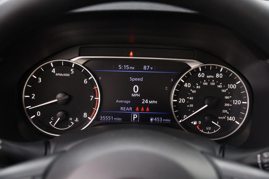 Nissan Altima Vehicle Full-screen Gallery Image 13