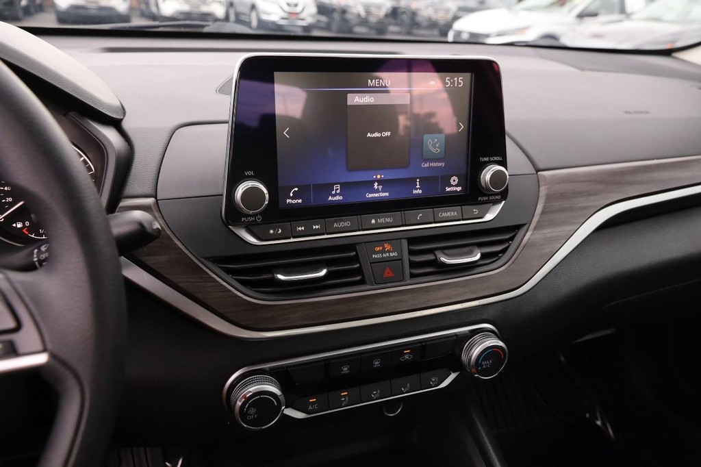 Nissan Altima Vehicle Full-screen Gallery Image 15
