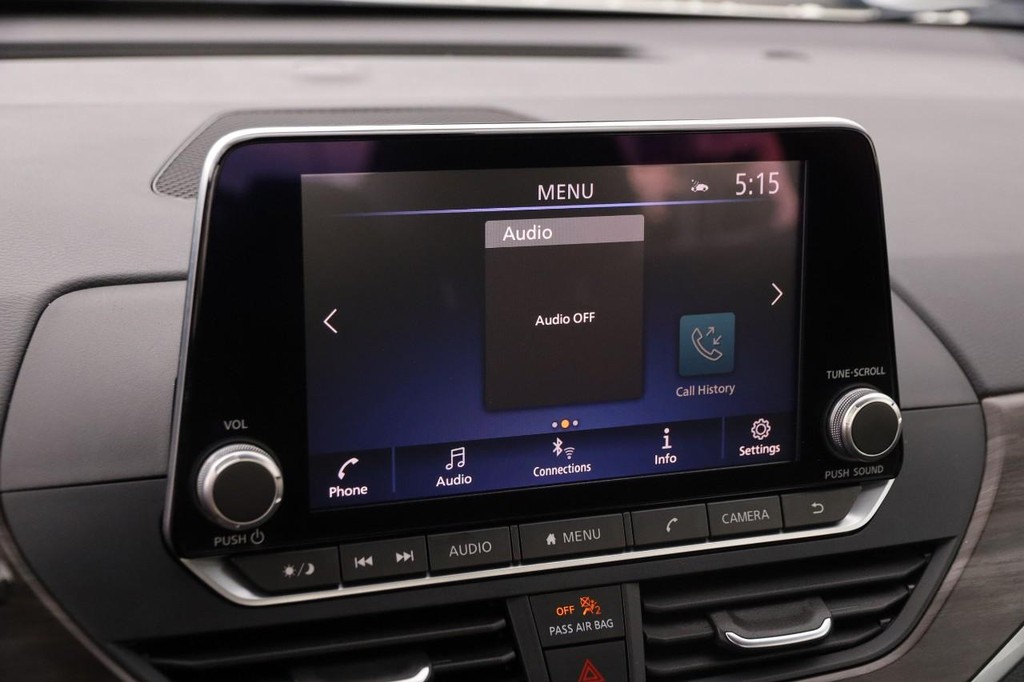 Nissan Altima Vehicle Full-screen Gallery Image 16