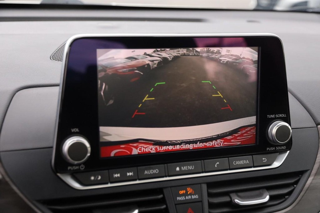 Nissan Altima Vehicle Full-screen Gallery Image 17