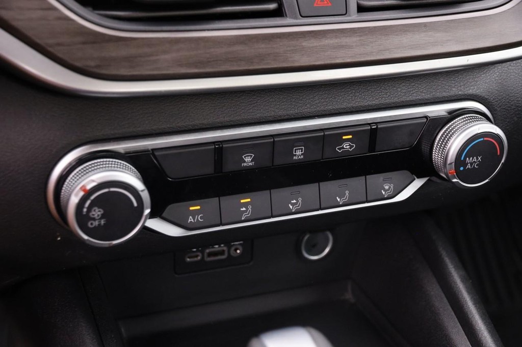 Nissan Altima Vehicle Full-screen Gallery Image 18