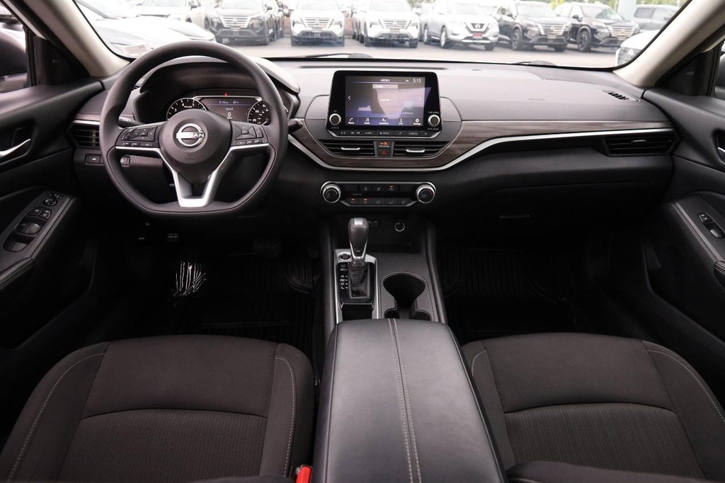 Nissan Altima Vehicle Full-screen Gallery Image 20