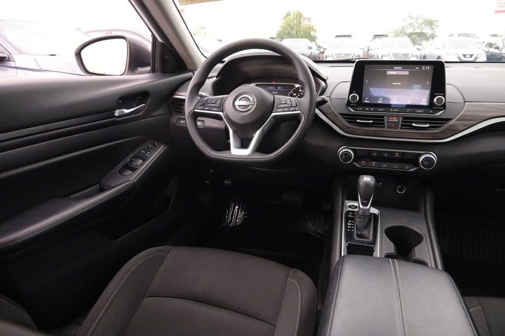 Nissan Altima Vehicle Full-screen Gallery Image 21