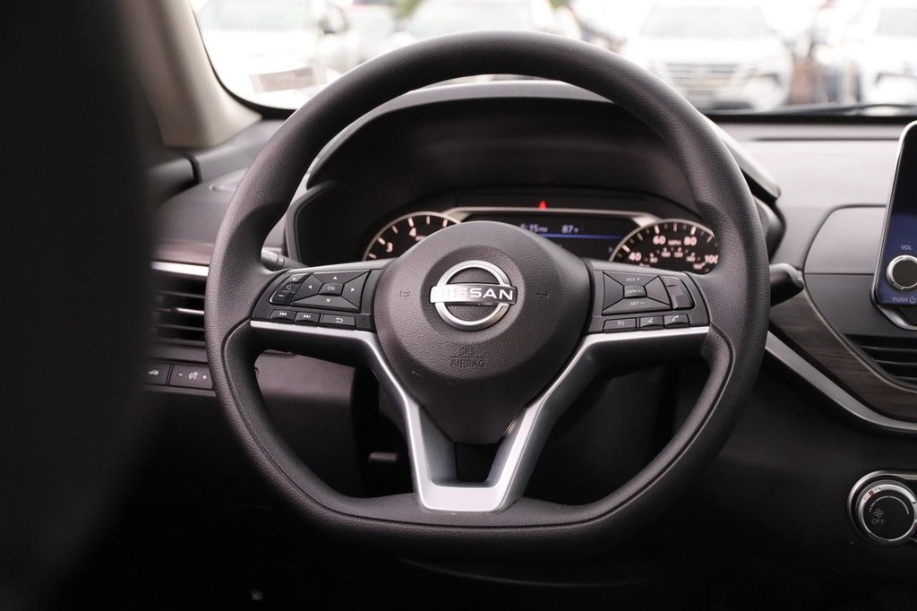 Nissan Altima Vehicle Full-screen Gallery Image 22