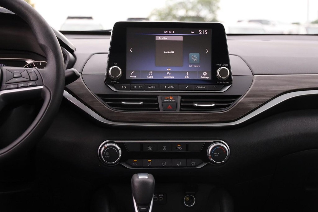 Nissan Altima Vehicle Full-screen Gallery Image 23
