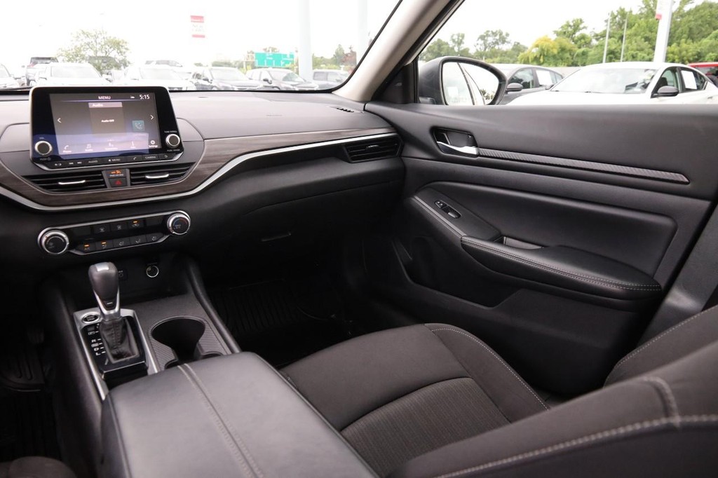 Nissan Altima Vehicle Full-screen Gallery Image 24