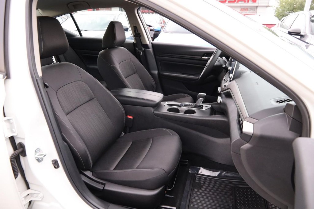 Nissan Altima Vehicle Full-screen Gallery Image 25