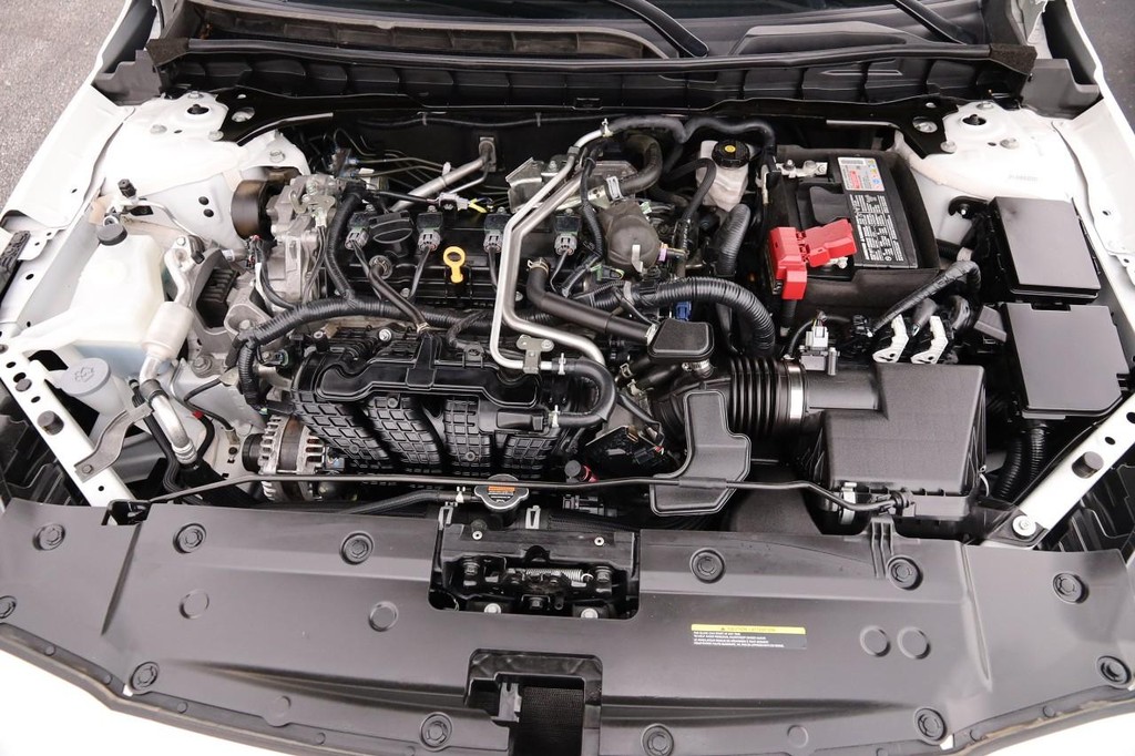 Nissan Altima Vehicle Full-screen Gallery Image 26