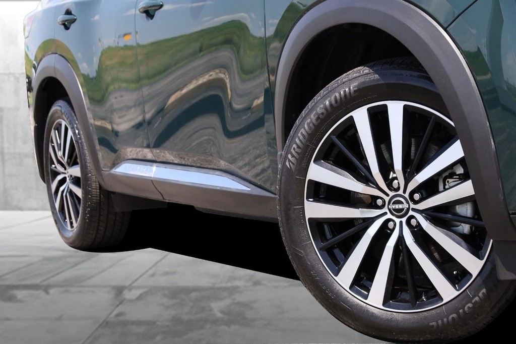 Nissan Pathfinder Vehicle Full-screen Gallery Image 3