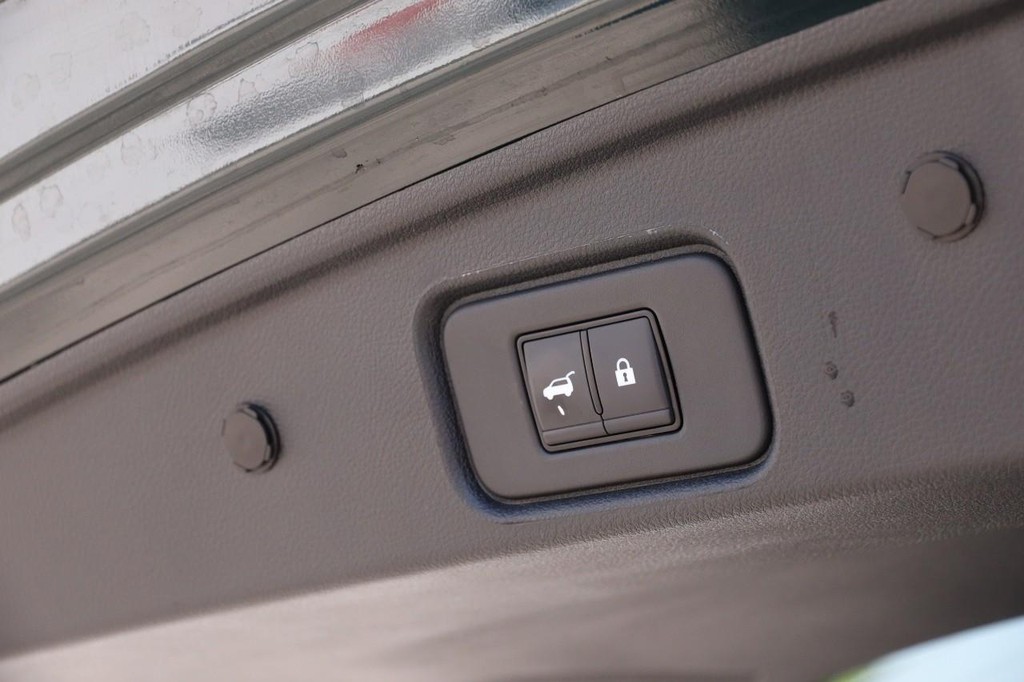 Nissan Pathfinder Vehicle Full-screen Gallery Image 8