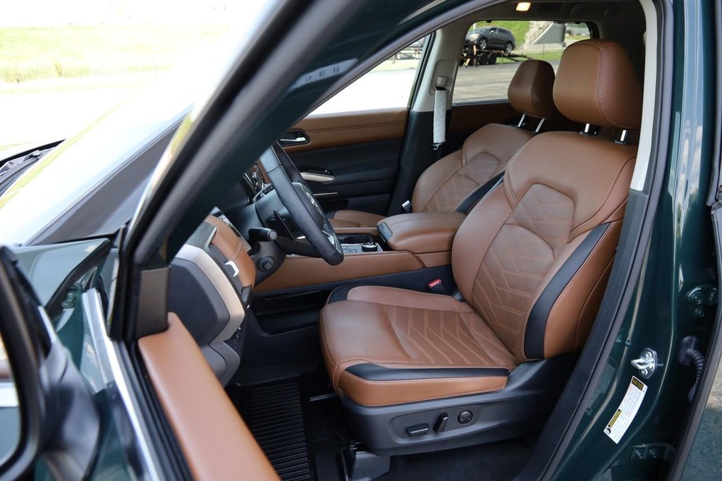 Nissan Pathfinder Vehicle Full-screen Gallery Image 10