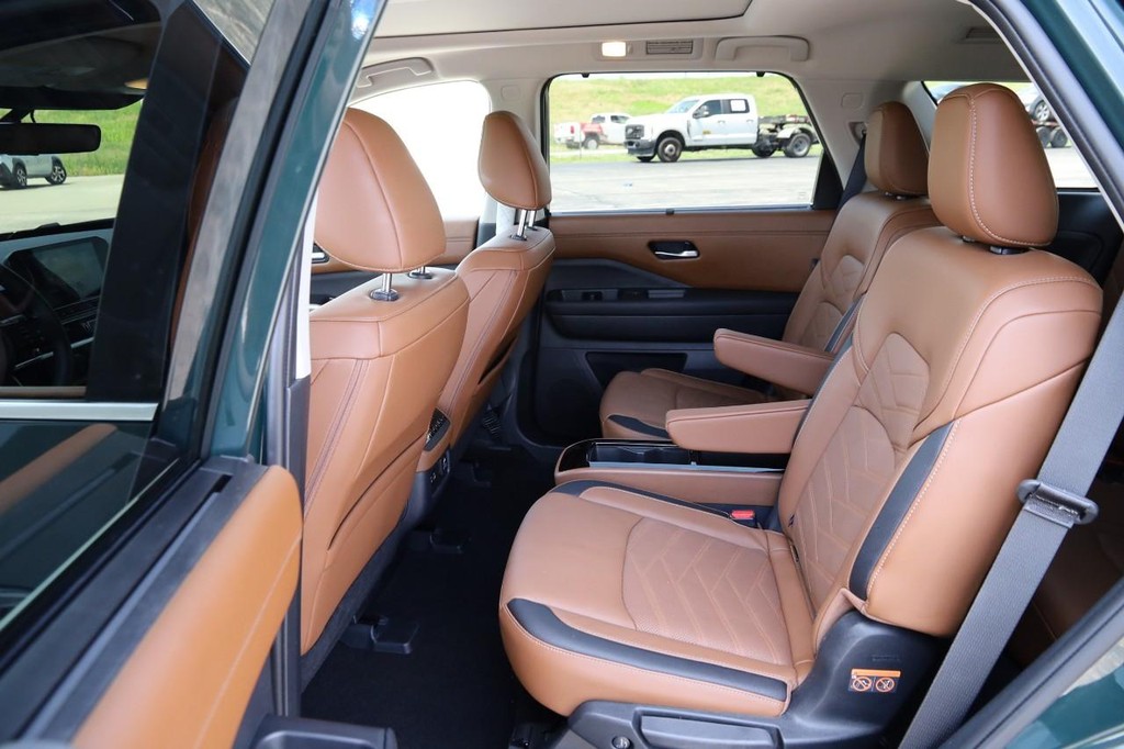 Nissan Pathfinder Vehicle Full-screen Gallery Image 11