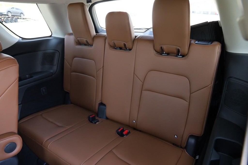 Nissan Pathfinder Vehicle Full-screen Gallery Image 12