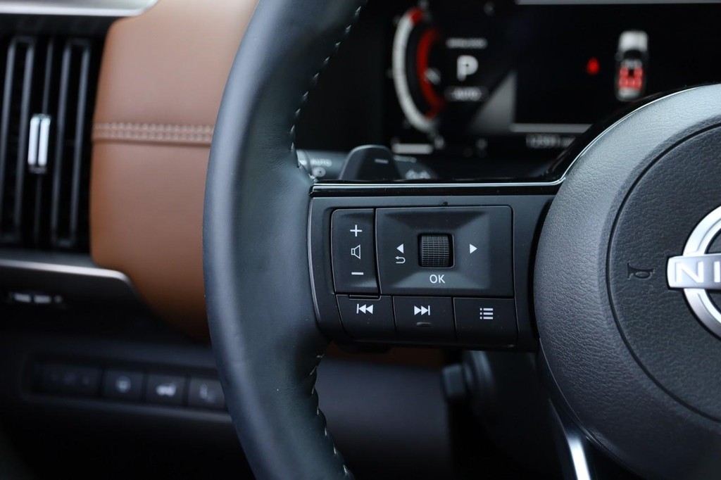 Nissan Pathfinder Vehicle Full-screen Gallery Image 14